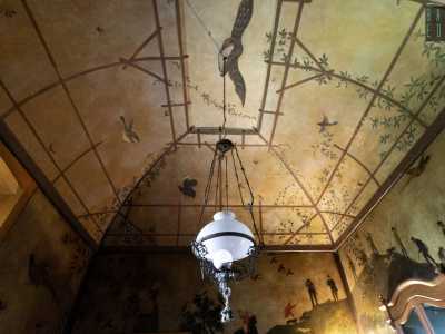 ...intenti a �svolazzare� all�interno di una struttura lignea adornata di fiori, che simula una voliera